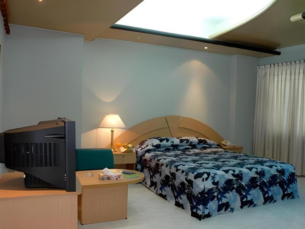Hotel Tower Inn, Читагонг Екстериор снимка