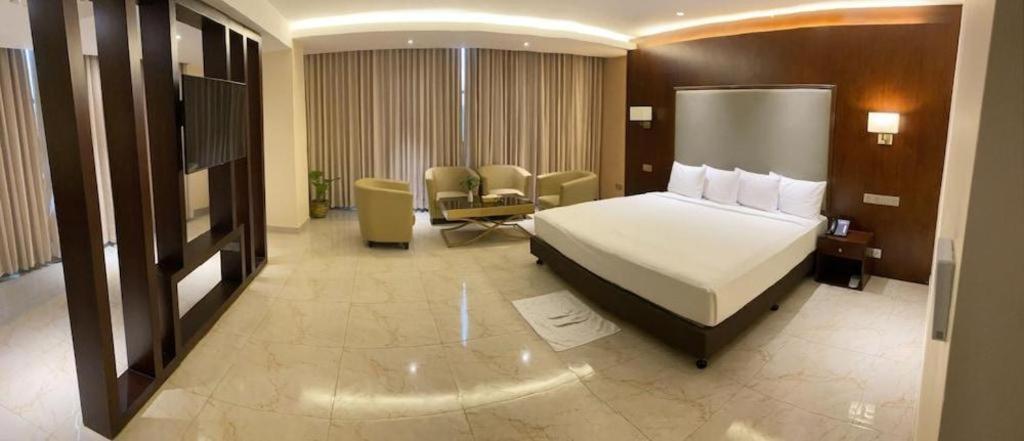 Hotel Tower Inn, Читагонг Екстериор снимка