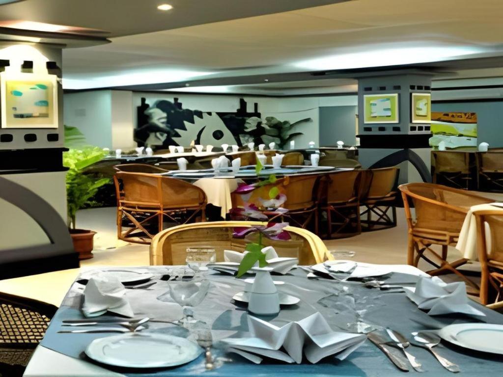 Hotel Tower Inn, Читагонг Екстериор снимка