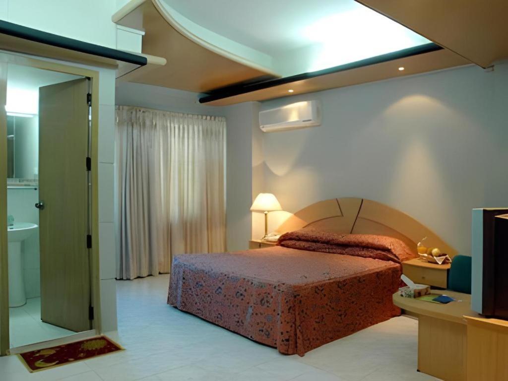 Hotel Tower Inn, Читагонг Екстериор снимка