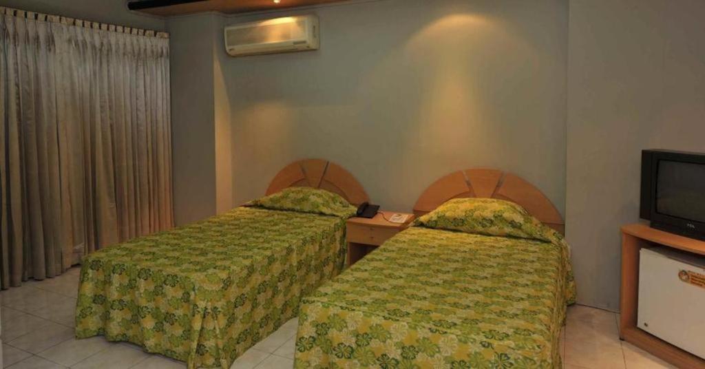 Hotel Tower Inn, Читагонг Екстериор снимка