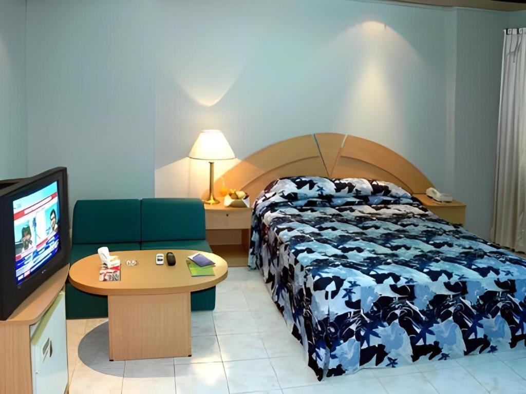 Hotel Tower Inn, Читагонг Екстериор снимка